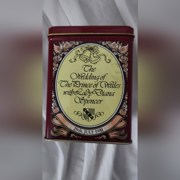 Lyons Tea Prince Charles and Lady Diana Royal Wedding Blend Tea Tin Vintage NICE - Picture 2 of 5